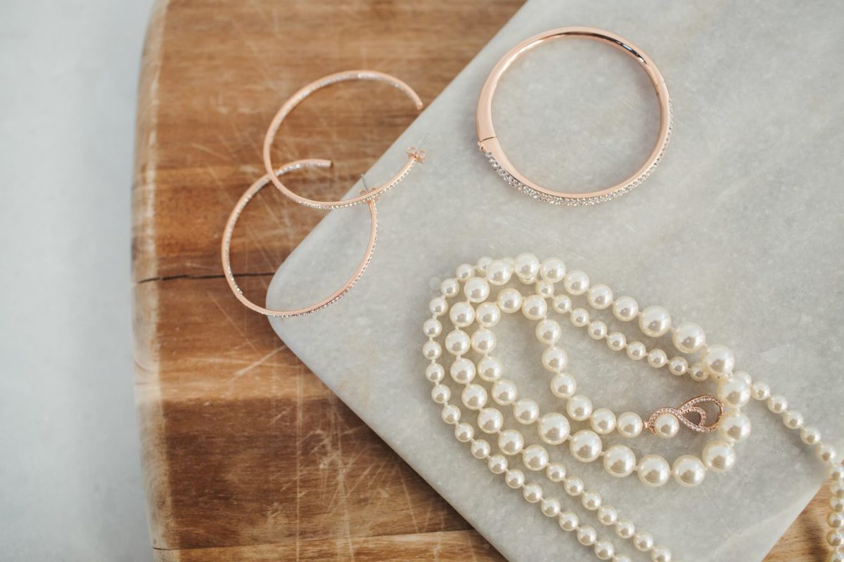 Long strand imitation pearl necklace