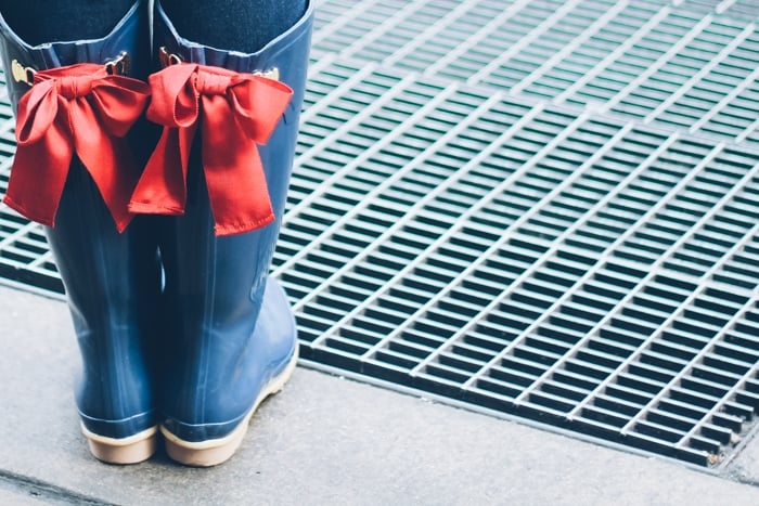 joules evedon plaque wellies navy with red bow