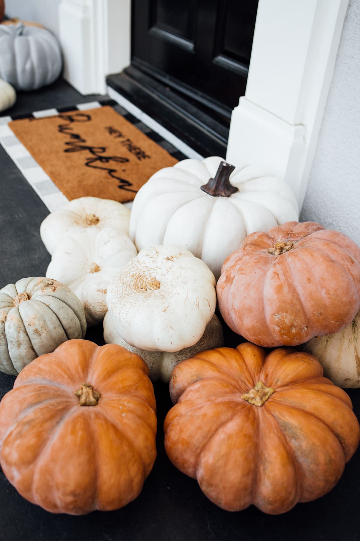 How to decorate your front porch for fall - Mint Arrow