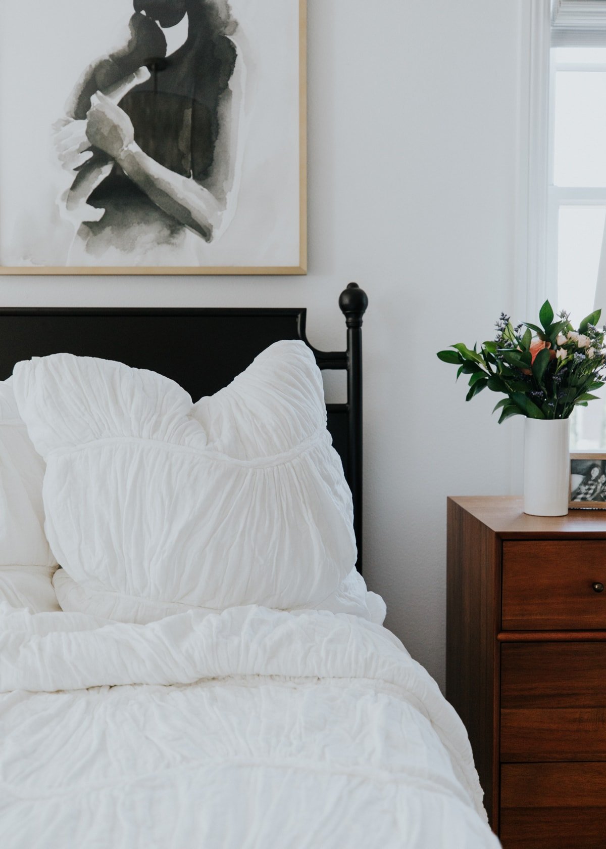 master bedroom white shams