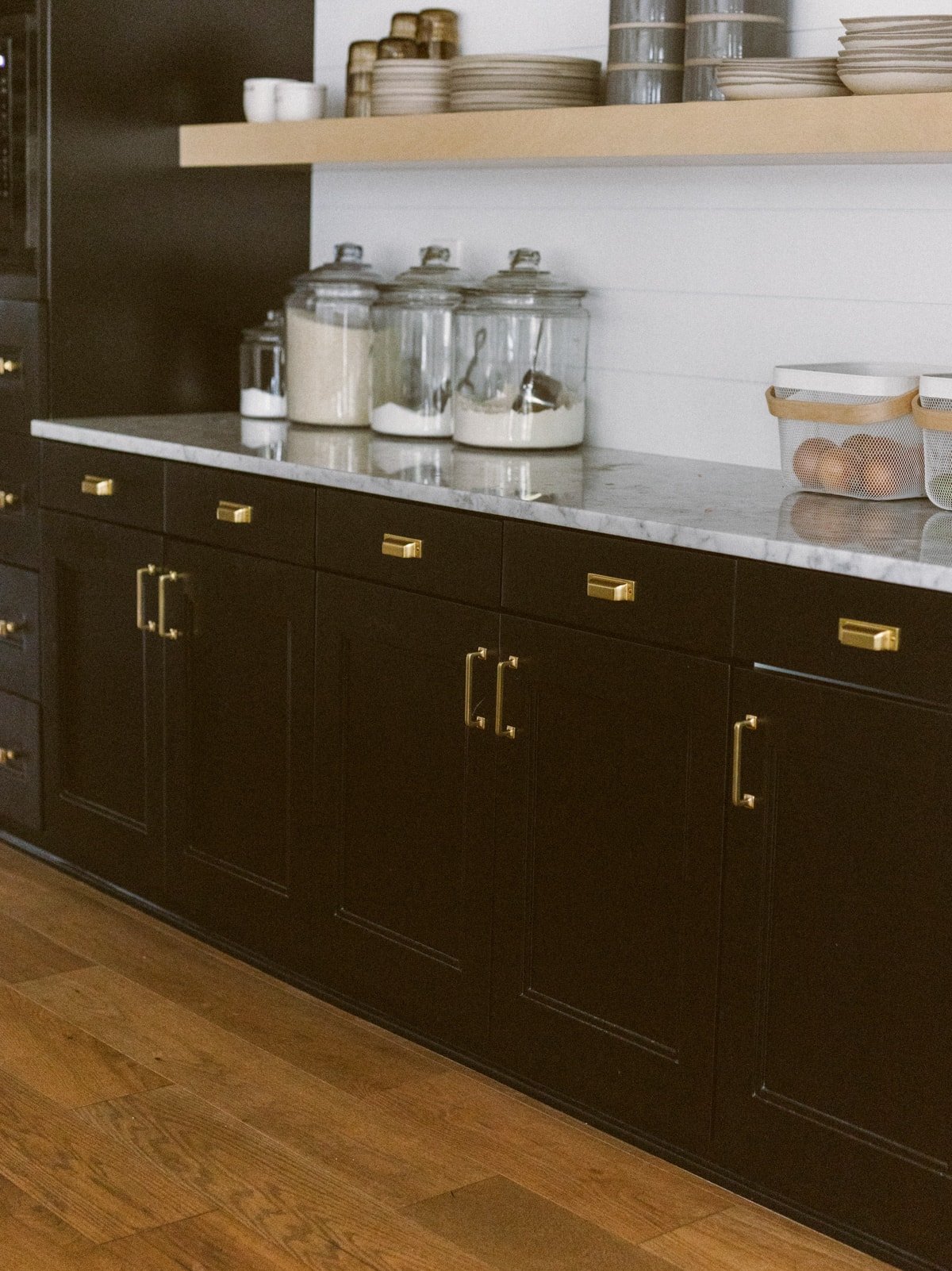 gold hardware kitchen cabinets 