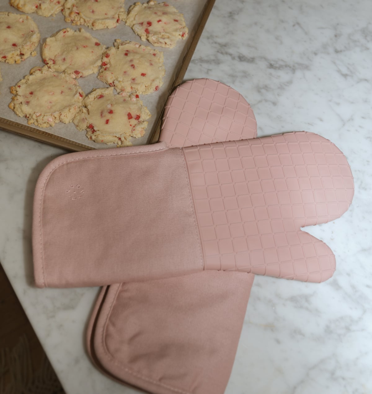 pink oven mitts