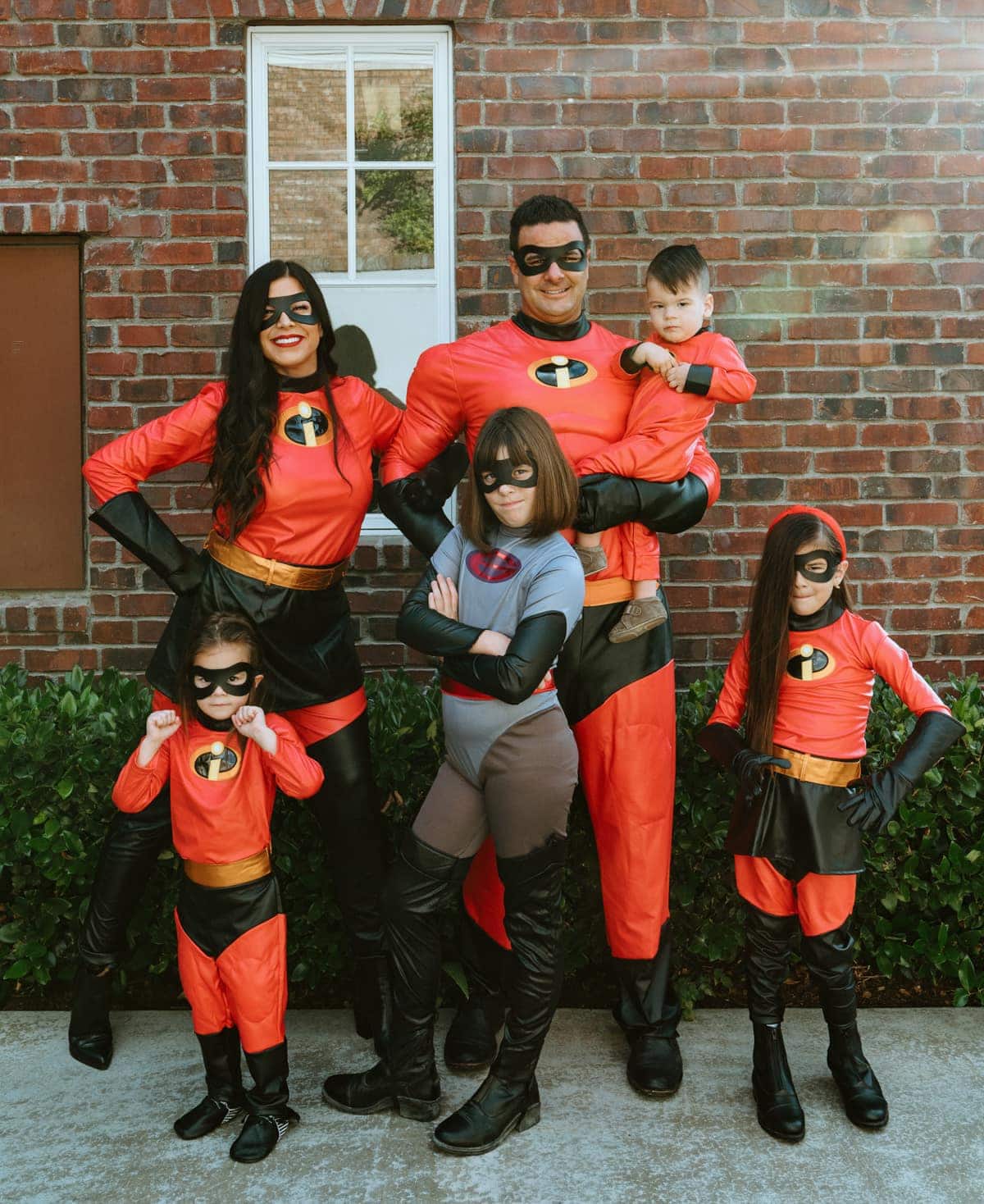 11 famílias que fizeram cosplays incríveis da Disney Family halloween costumes, Cute halloween costumes, Halloween costume contest