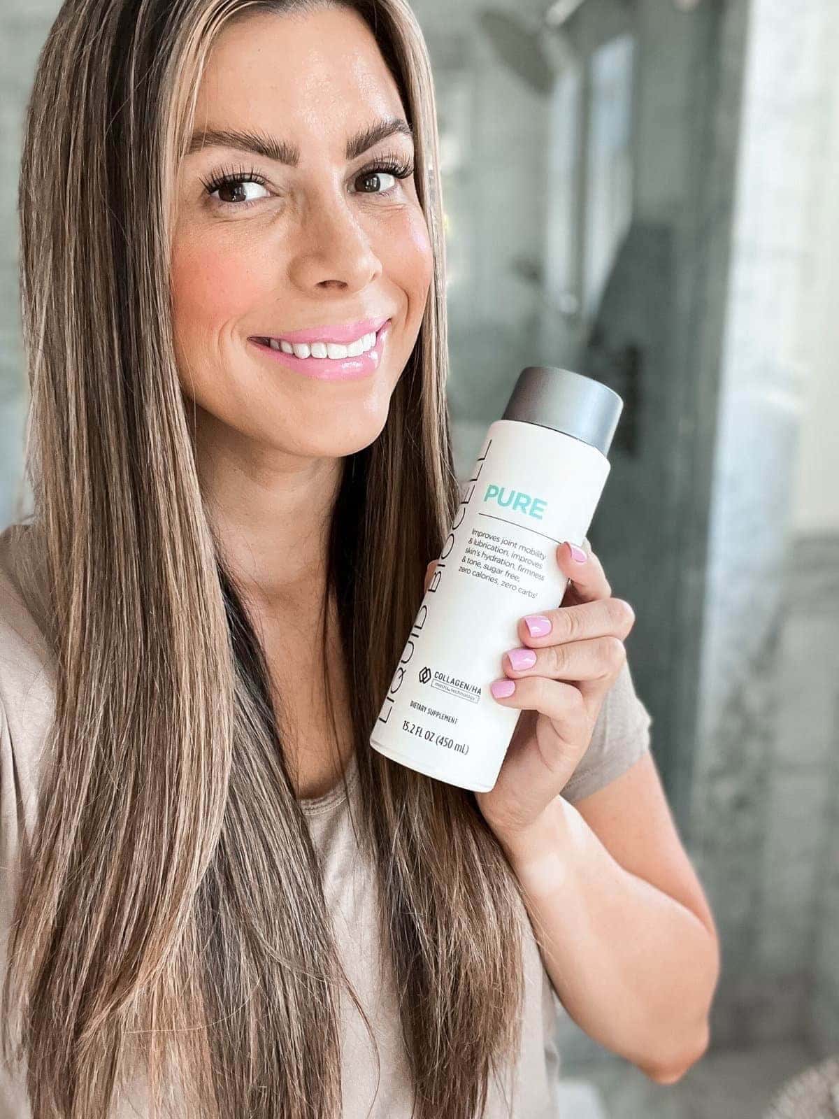 Corrine holding modere