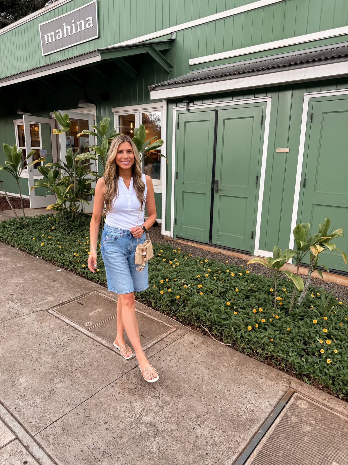 Bermuda shorts and sleeveless top outfit 5