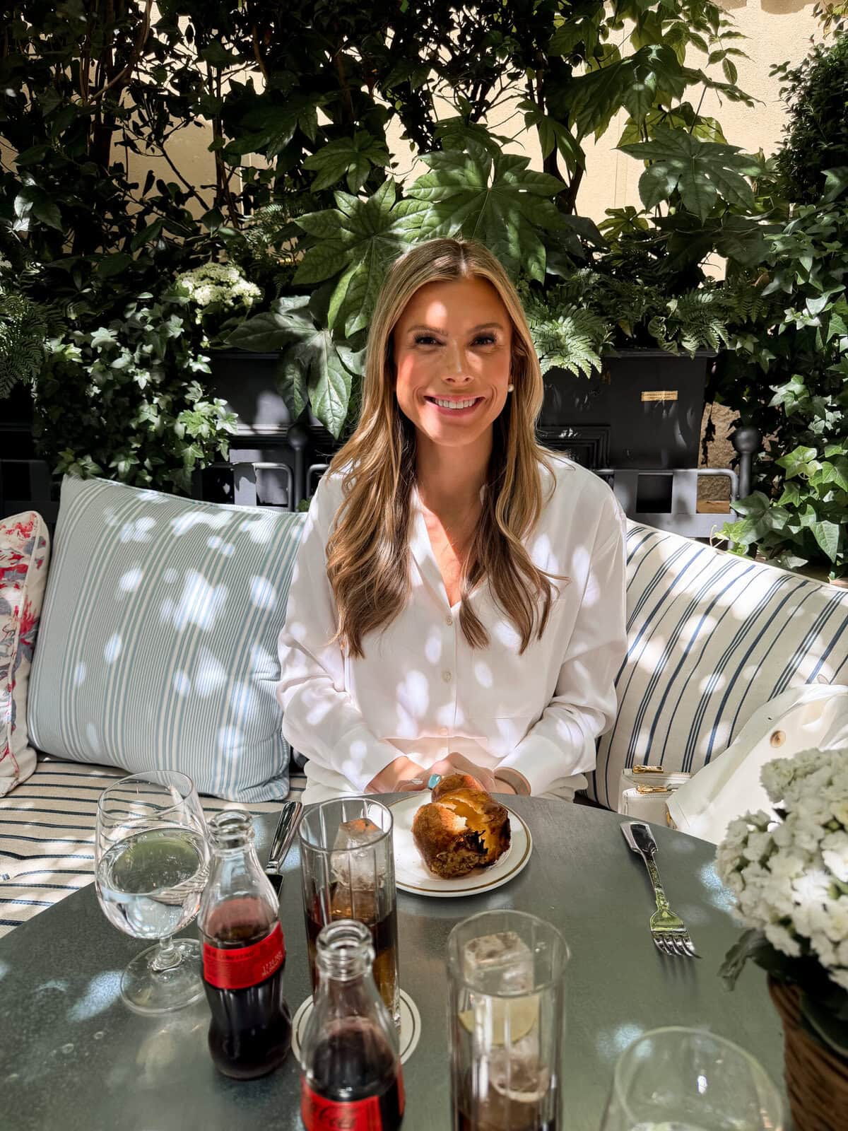 Lunch in Milan at a beautiful restaurant in cream travel outfit